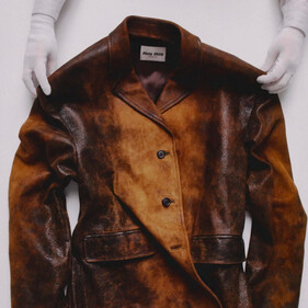 Miu Miu показали, как создаются изделия из состаренной кожи