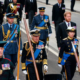 Похороны королевы Елизаветы II начались с процессии членов королевской семьи в Вестминстерском аббатстве