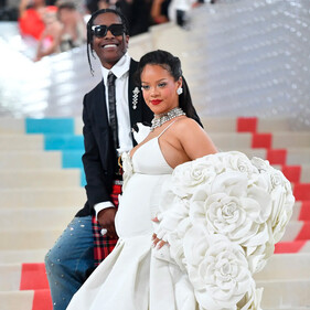 Рианна надела свадебное платье с гигантским шлейфом и накидкой из 500 лепестков на Met Gala