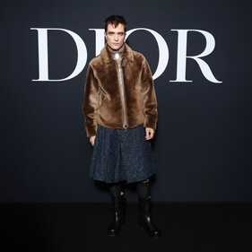 Роберт Паттинсон пришёл в юбке на показ Dior на Неделе моды в Париже