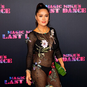Сальма Хайек надела сетчатое платье поверх бикини по случаю премьеры фильма «Супер Майк: последний танец»