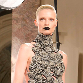 Schiaparelli возвращает моду на чёрную помаду