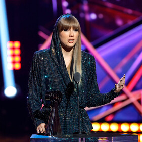 Тейлор Свифт появилась в сверкающем комбинезоне на церемонии iHeartRadio Music Awards 2023