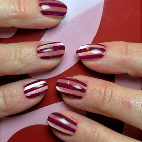 Праздник к нам приходит: 7 трендовых идей маникюра на зиму 2025