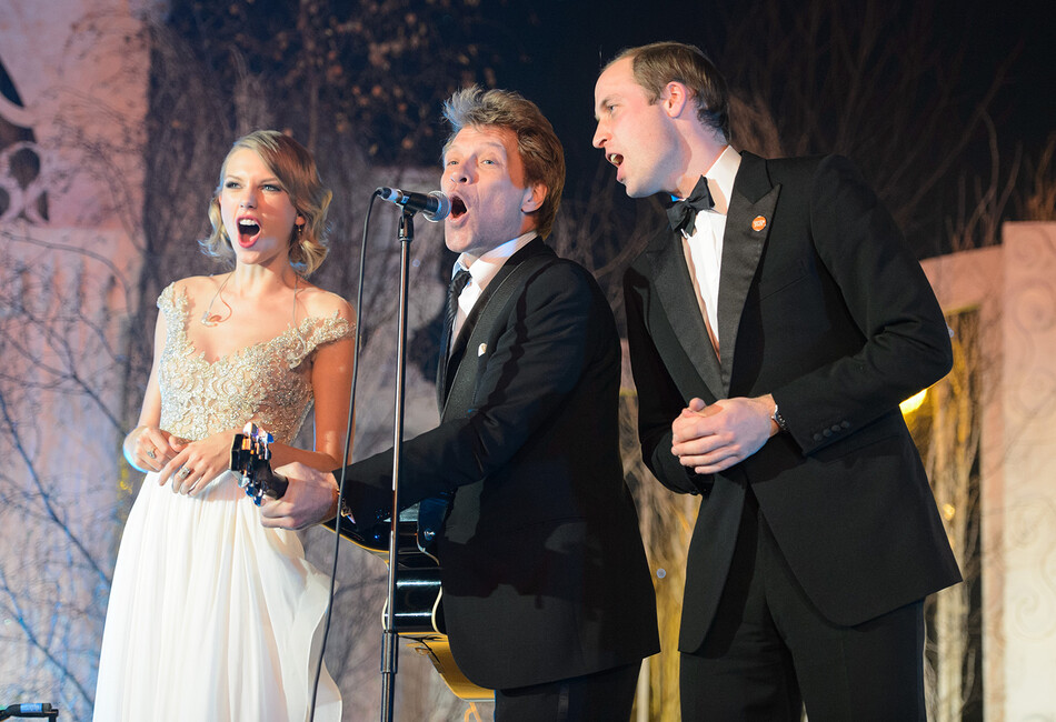 Тейлор Свифт, Джон Бон Джови и принц Уильям поют на сцене гала-ужина Centrepoint в Кенсингтонском дворце 26 ноября 2013 года в Лондоне, Англия