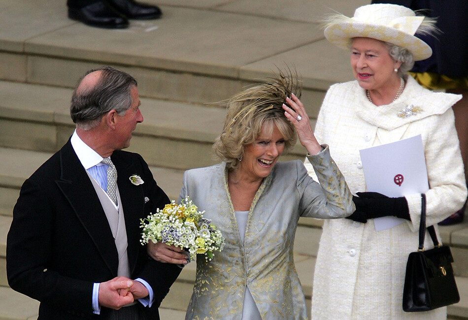 Принц Чарльз, принц Уэльский, его жена Камилла, герцогиня Корнуольская и его мать Ее Величество Королева Елизавета II, Королева покидают службу молитвы и посвящения после их свадьбы в Ратуше в Виндзорском замке 9 апреля 2005 года в Беркшире, Англия