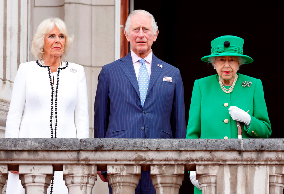 Камилла Паркер-Боулз, принц Чарльз и королева Елизавета II на балконе Букингемского дворца во время платинового юбилея 5 июня 2022 года в Лондоне, Англия