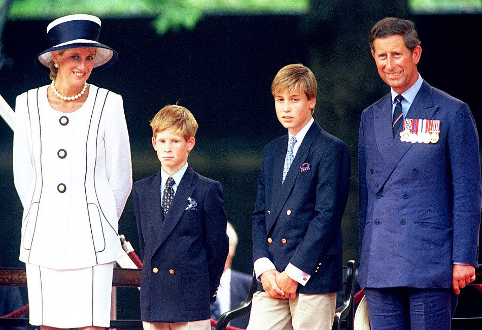 Принцесса Диана и принц Чарльз с детьми принцем Уильямом и принцем Гарри