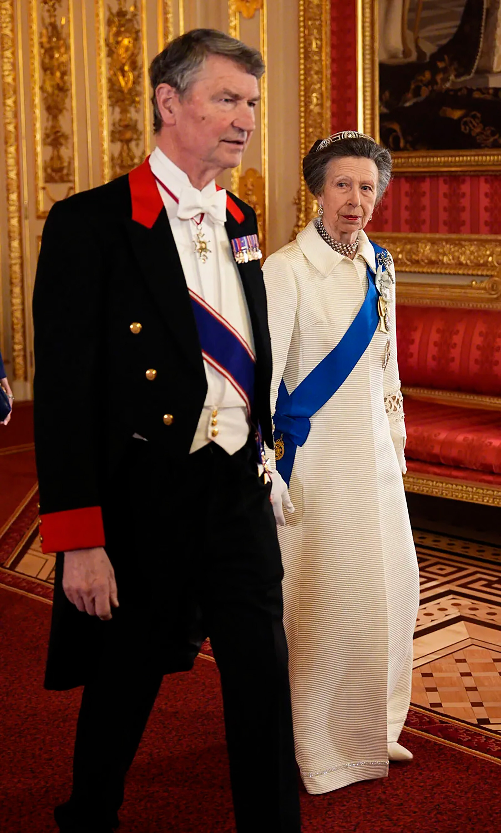 Принцесса Анна вышла в платье, которому почти 60 лет