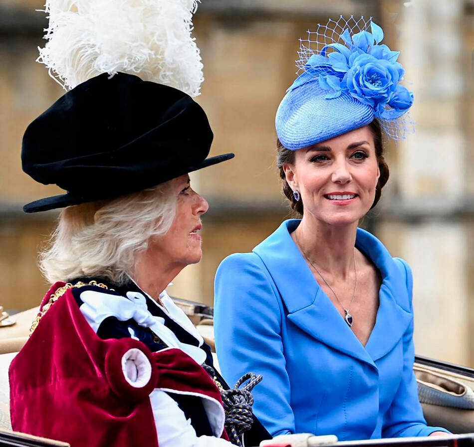 Кэтрин, герцогиня Кембриджская с Камиллой, герцогиней Корнуольской в конном экипаже с открытым верхом выезжают из часовни Святого Георгия после завершения Церемонии посвящения жены принца Чарльза в рыцари Ордена Подвязки в Виндзорском замке в Виндзоре, к западу от Лондона, 13 июня 2022 года