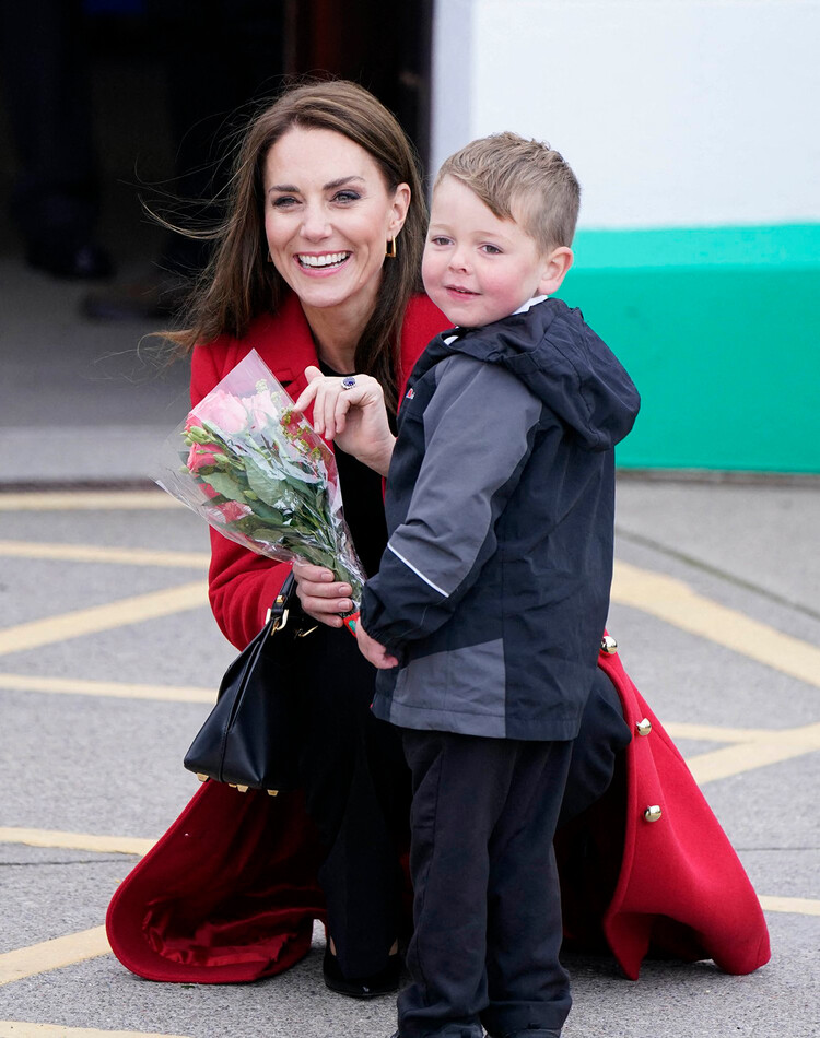Кэтрин, принцесса Уэльская получает букет цветов от четырёхлетнего Тео Кромптона во время визита на спасательную станцию RNLI Holyhead в Холихеде, 27 сентября 2022 г., Уэльс
