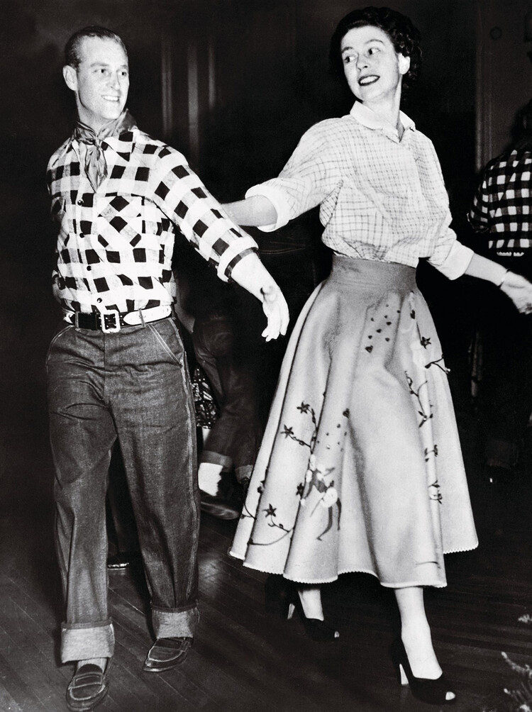 Королева Елизавета II и принц Филипп танец