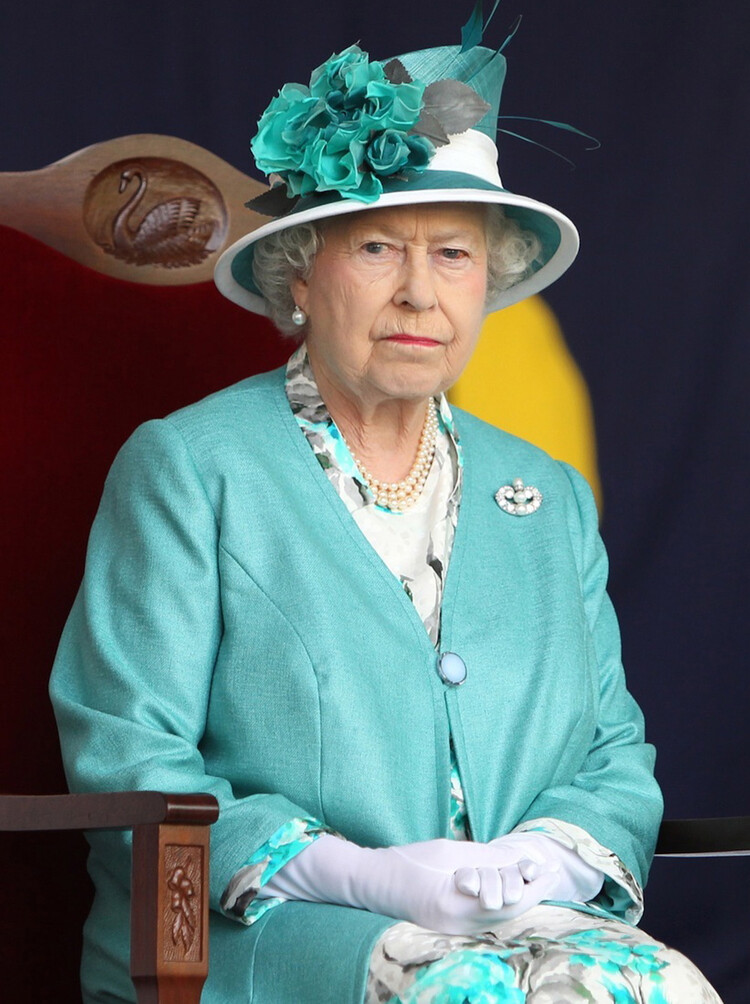 Почему Елизавета II часто сидит возле пустого места на королевских мероприятиях