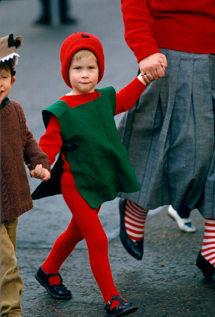 Принц Гарри, одетый как эльф направляется на представление в детском саду миссис Майнорс в Лондоне 9 декабря 1987 года, Англия