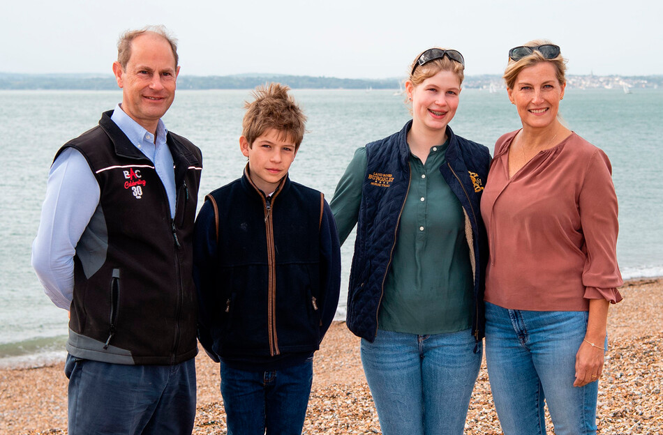 Семья Уэссекских во время участия в акции по очистки пляжей Великобритании 20 сентября 2020 года в Портсмуте, Англия