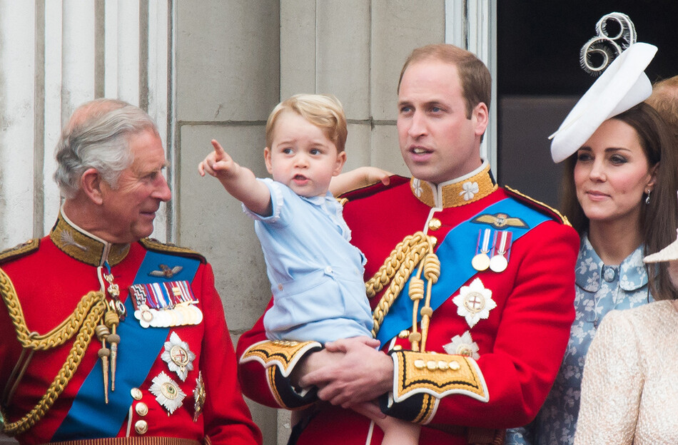 Принц Чарльз, принц Уэльский, принц Джордж Кембриджский, принц Уильям, герцог Кембриджский Кэтрин, герцогиня Кембриджская смотрят с балкона во время ежегодной церемонии Trooping The Colour на параде конной гвардии 13 июня 2015 года в Лондоне, Англия