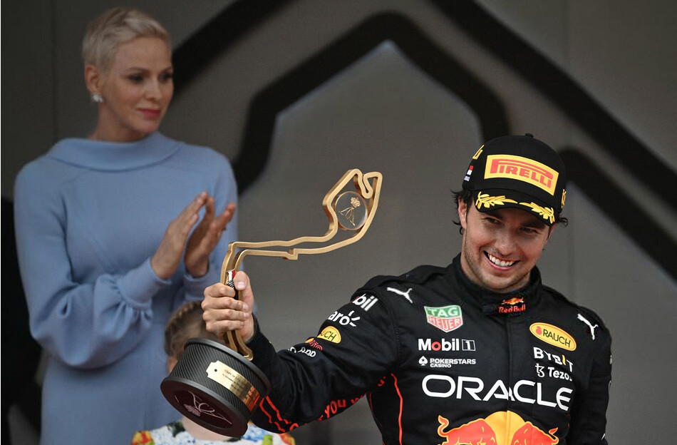 Мексиканский пилот Red Bull Racing Серхио Перес в окружении принцессы Монако Шарлин празднует свою победу в Гран-при Монако Формулы-1 на уличной трассе Монако в Монако, 29 мая 2022 года