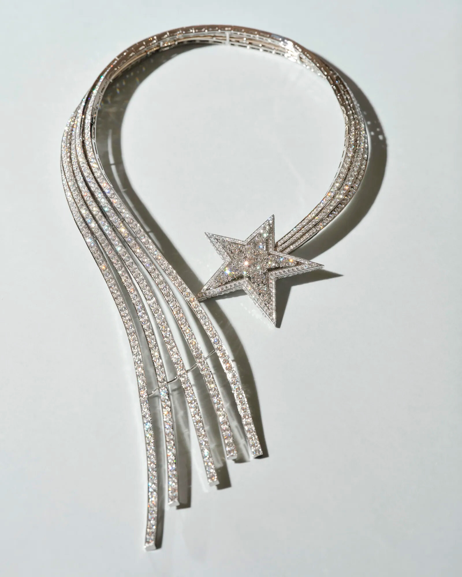 Селин Дион вышла на сцену в платье Chanel, вдохновлённом её образом на «Оскар-1997»