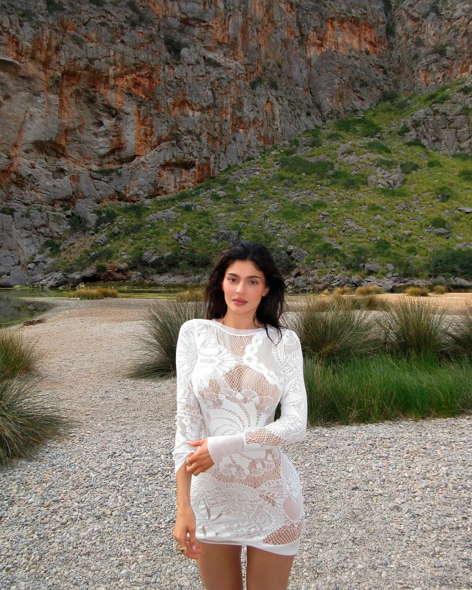 Кайли Дженнер&nbsp;в винтажном белом кружевном платье от Jean Paul Gaultier