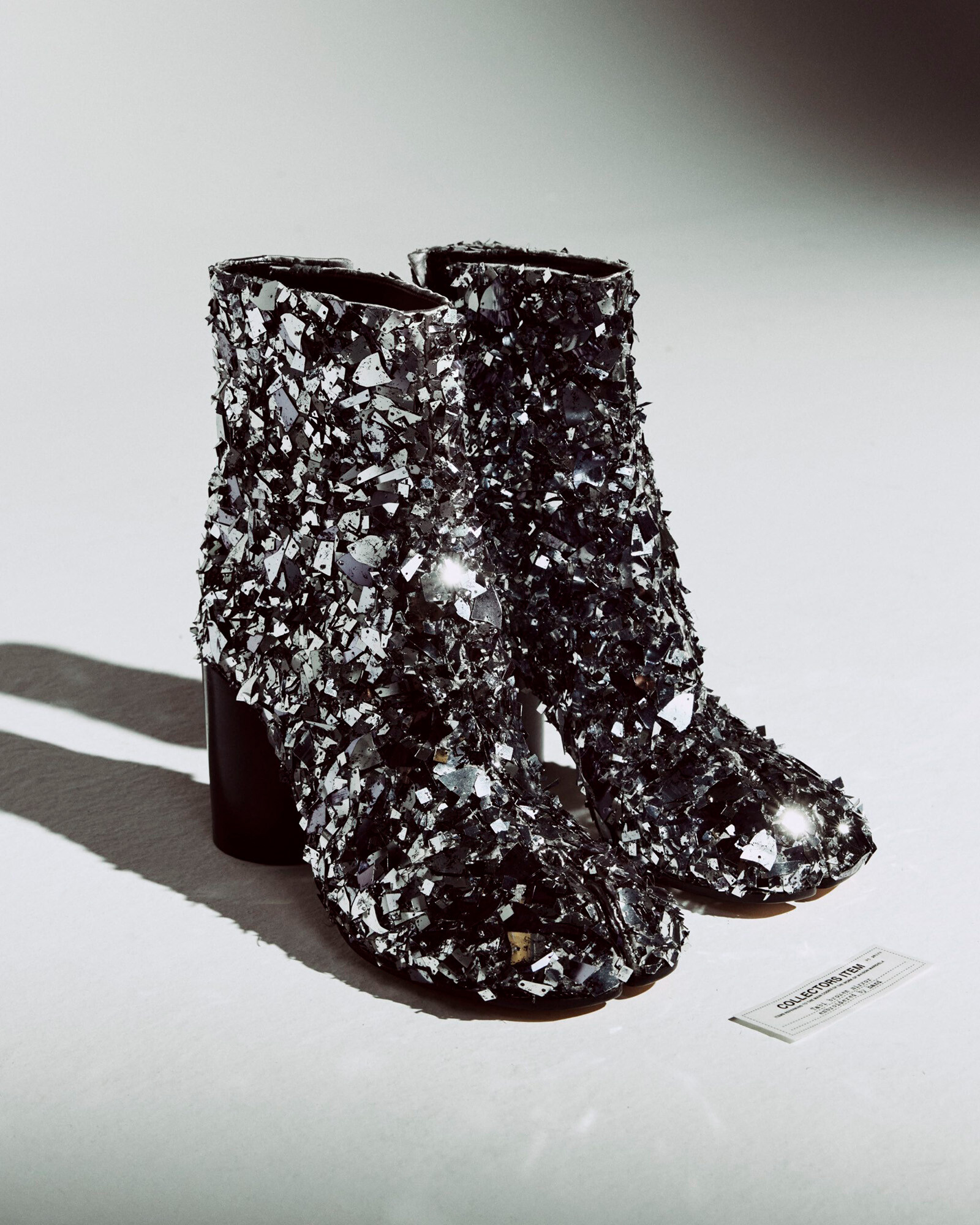 Maison Margiela представили коллекционную серию Tabi под названием Broken Mirror