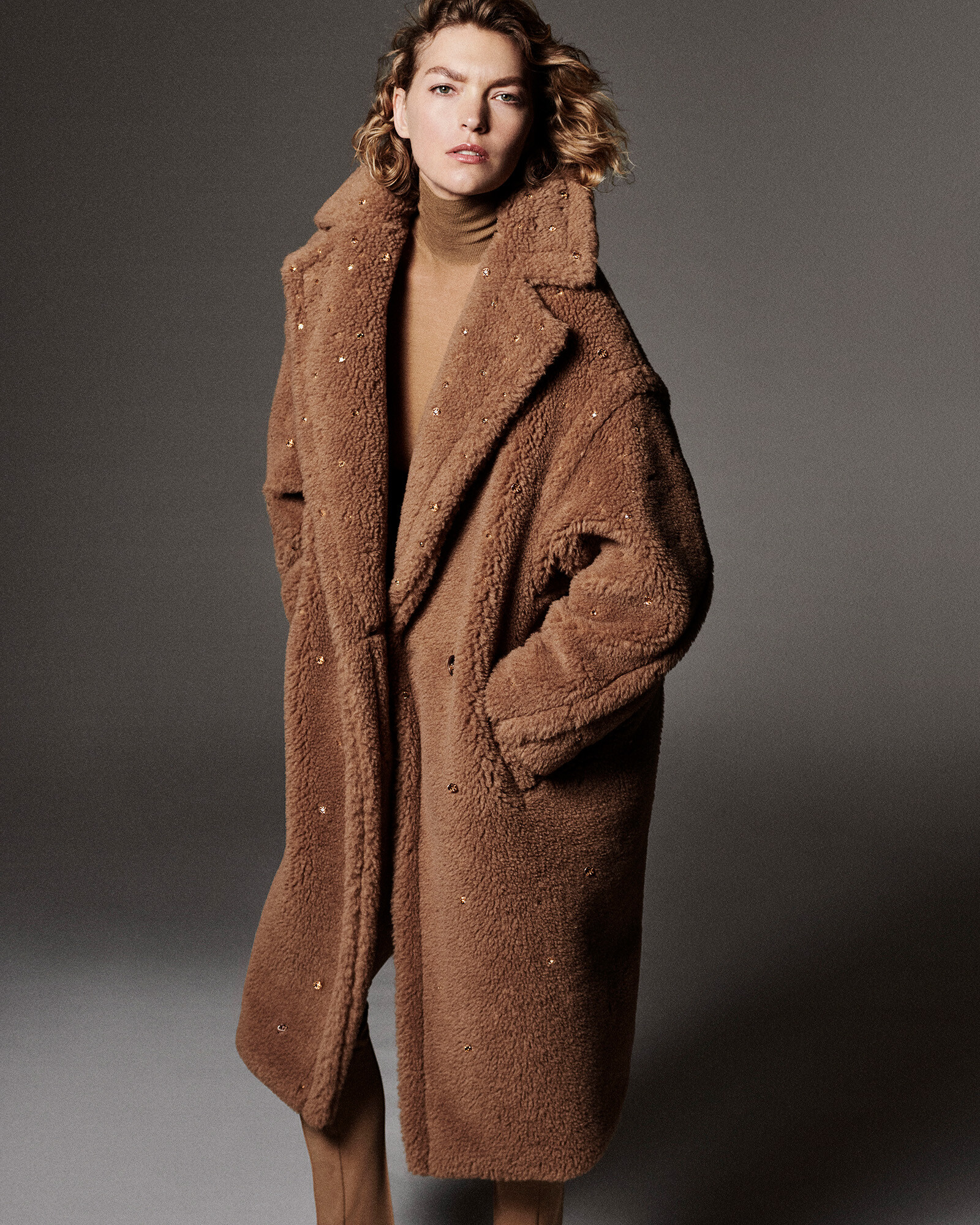 Модель Мариякарла Босконо в пальто Teddy Bear от Max Mara 