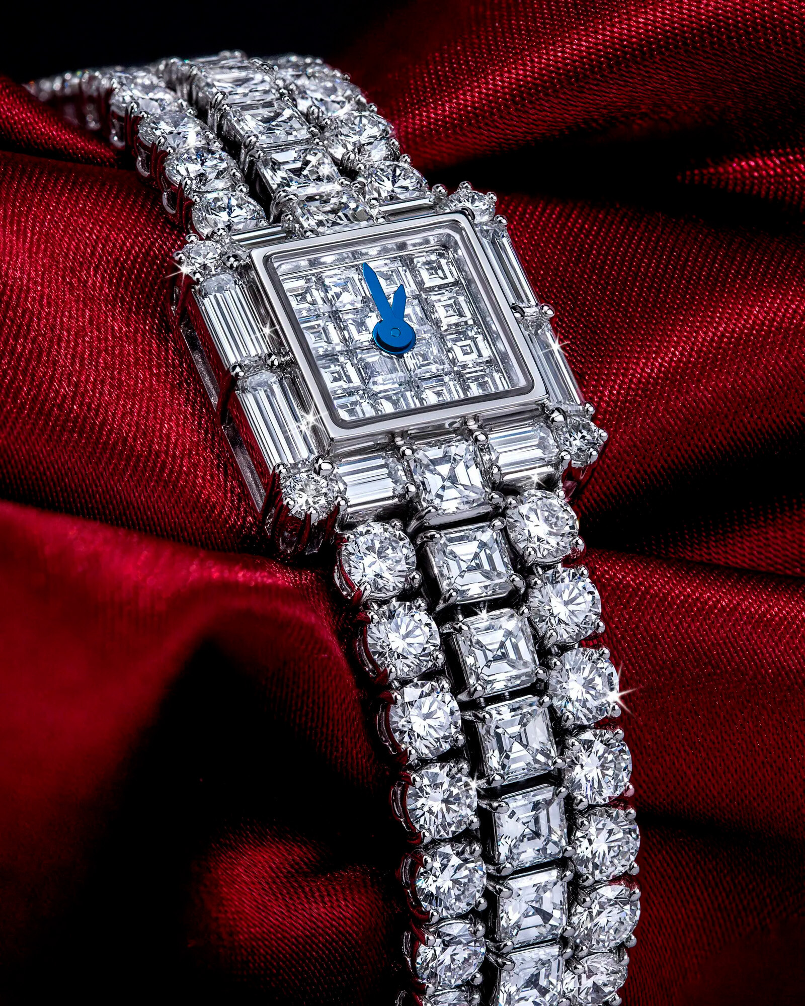 Изготовленные по индивидуальному заказу часы-браслет для Рианны от Jacob &amp; Co