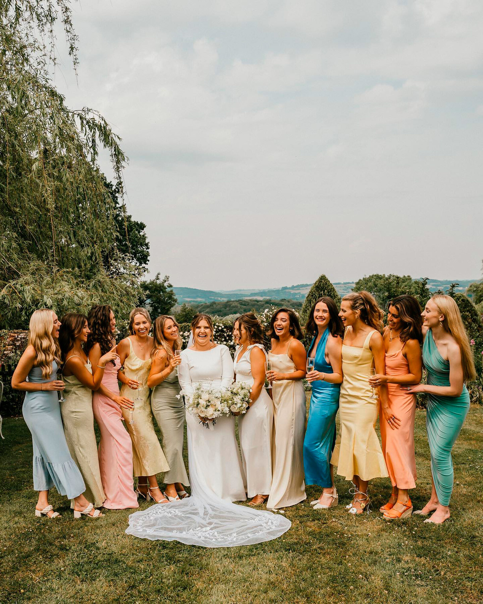 Софи Тёрнер показала идеальный летний наряд для подружки невесты