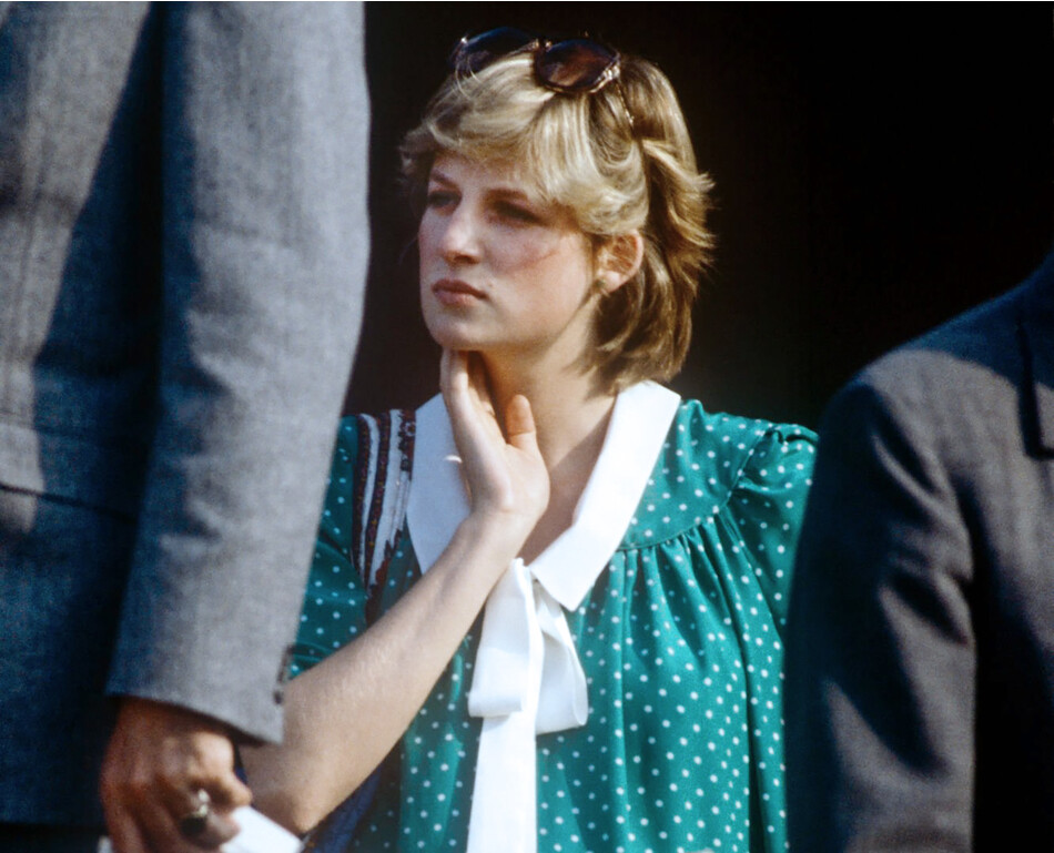 Диана, принцесса Уэльская (беременная принцем Уильямом), смотрит, как принц Чарльз играет в поло в клубе Guards Polo Club на Смитс-Лоун, Виндзор, июнь 1982 года
