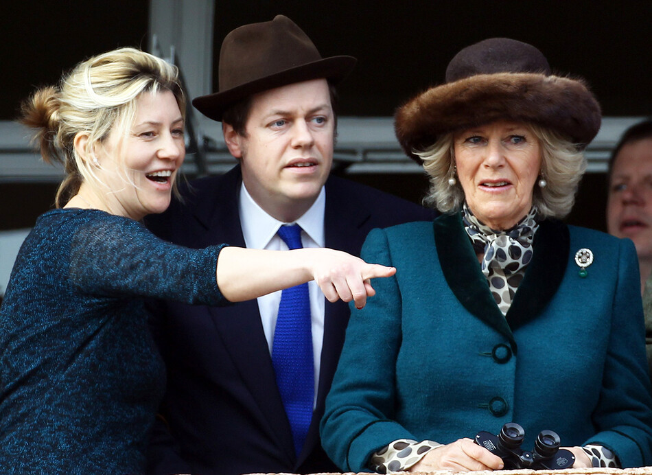 Сара Байс, её муж Том Паркер Боулз и мать Тома Камилла, герцогиня Корнуольская, наблюдают за скачками во второй день Челтнемского фестиваля скачек 14 марта 2012 года в Челтнеме, Англия
