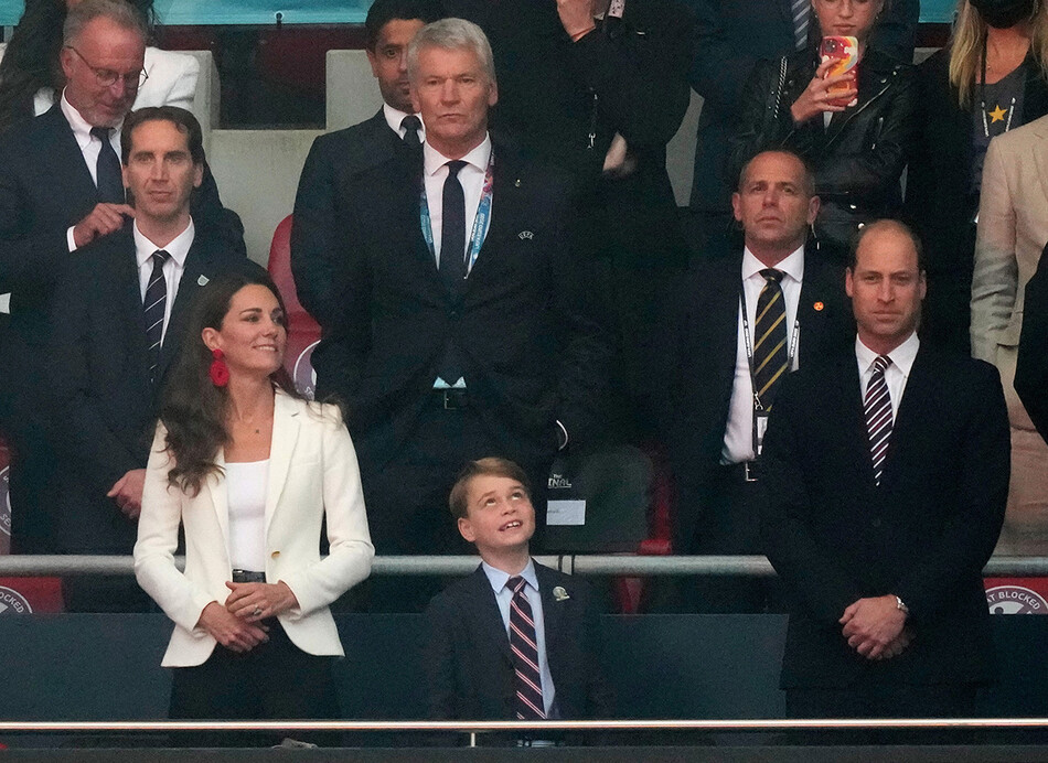 Кейт Миддлтон и принц Уильям с принцем Джорджем во время финала Евро-2020