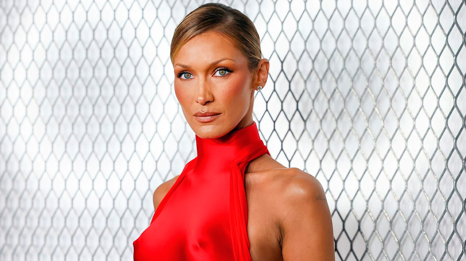 Белла Хадид выпустит личные мемуары