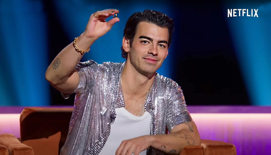 Джо Джонас в спецвыпуске Jonas Brothers Family Roast от Netflix, 2021