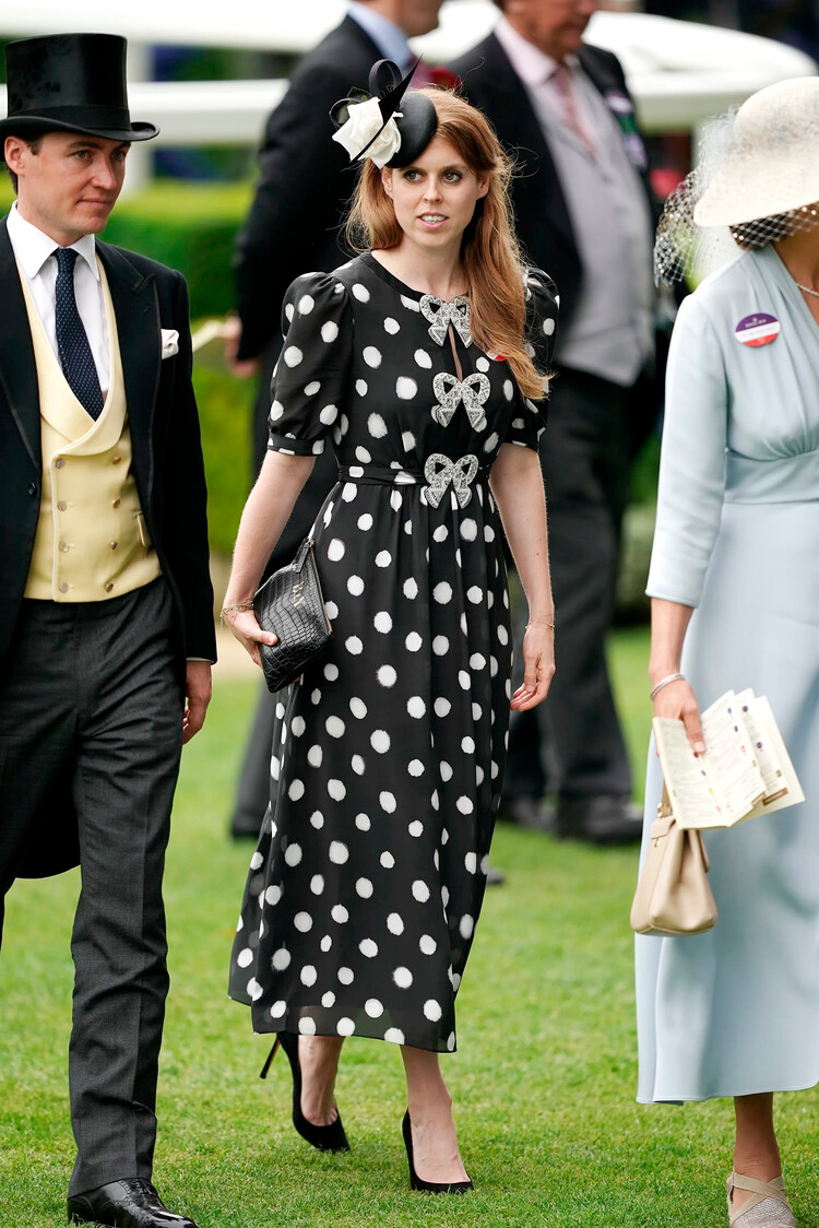Принцесса Беатрис в чёрном платье в белый горошек и Эдоардо Мапелли-Моцци в строгом фраке посещают королевские скачки Royal Ascot 2022 на ипподроме Аскот в графстве Беркшир 18 июня 2022 года, Англия&nbsp;