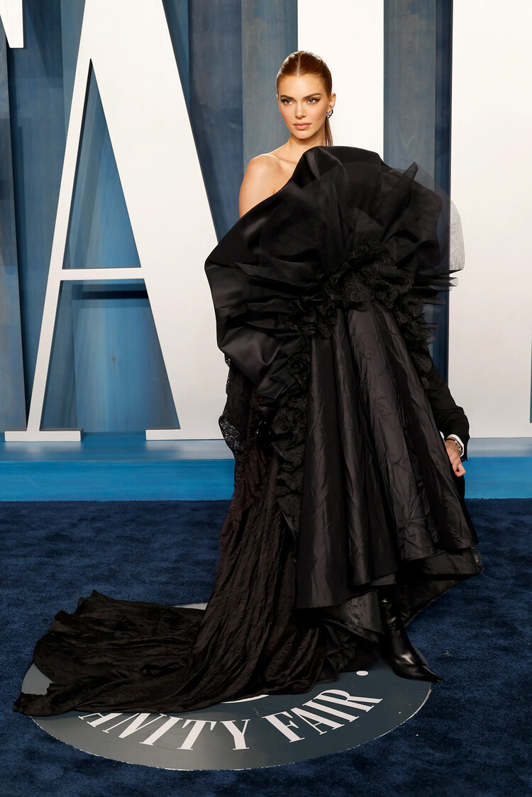 Кендалл Дженнер в платье от Balenciaga 