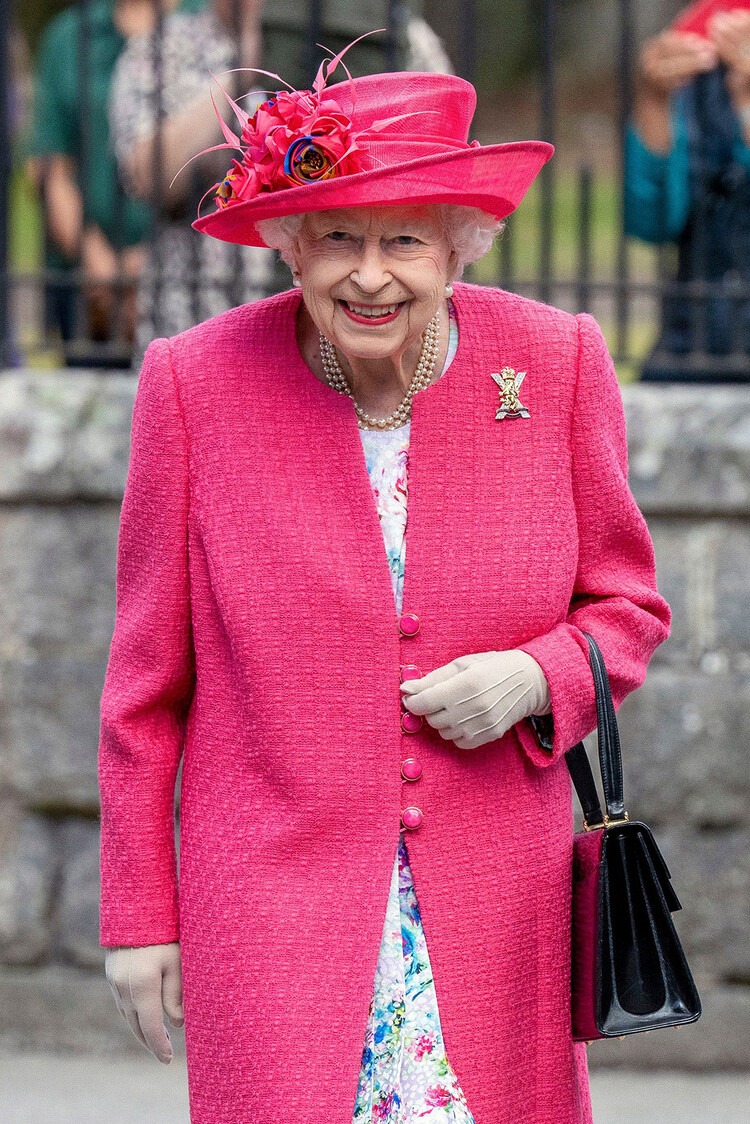 Королева Елизавета II во время инспекции Балаклавской роты 5-го батальона Королевского полка Шотландии у ворот в Балморале, когда она занимает летнюю резиденцию в замке, 9 августа 2021 года в Баллатере, Абердиншир