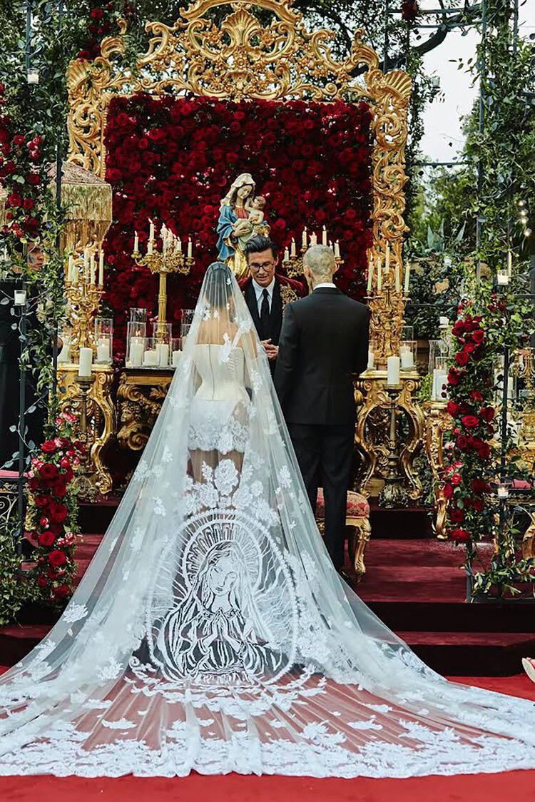 Кортни Кардашьян и Трэвиа Баркер во время бракосочетания в Партофино, Италия, 2022