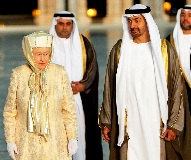 Королева Великобритании Елизавета II вместе с наследным принцем Абу-Даби шейхом Мохаммедом бен Заидом аль-Нахайяном по прибытии посетить Большую мечеть шейха Зайда в столице Эмиратов 24 ноября 2010