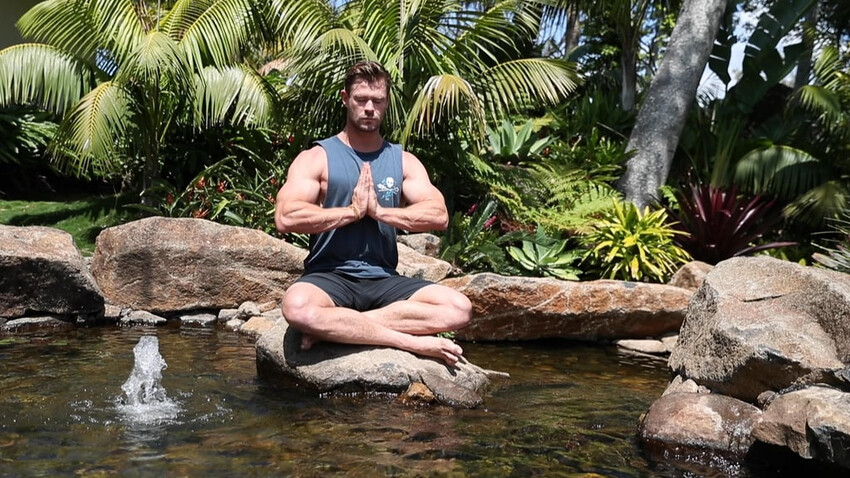 Крис Хемсворт учит медитации