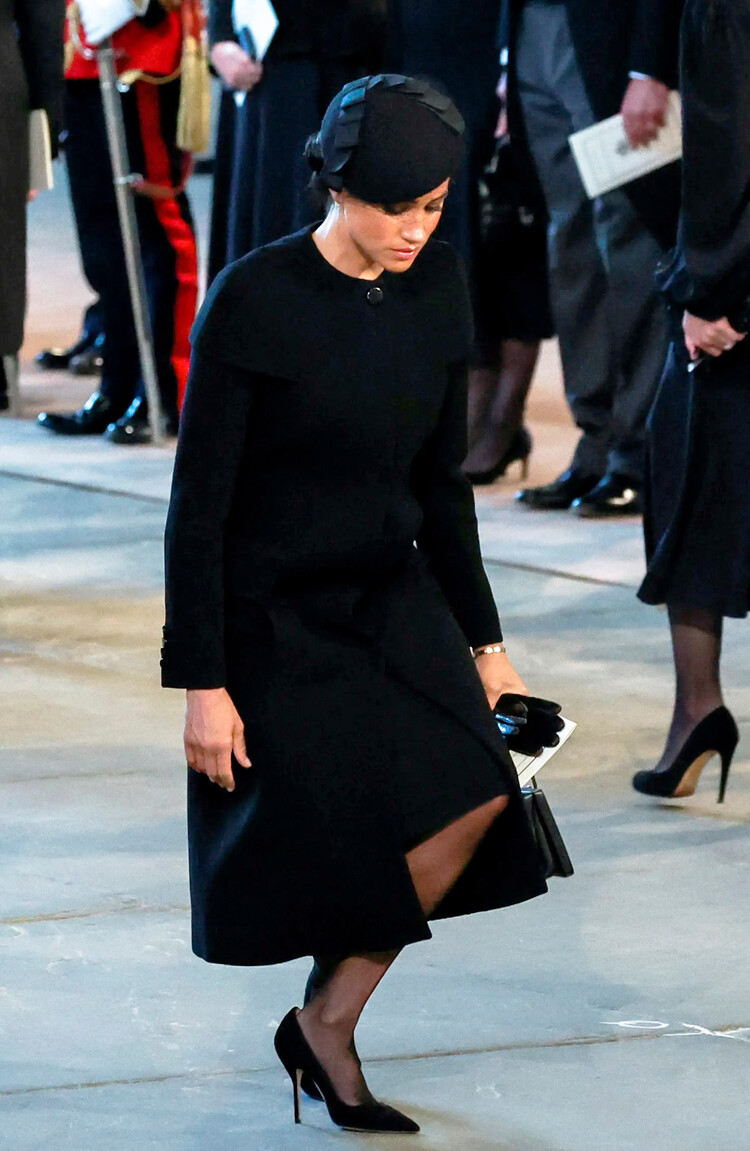 Герцогиня Сассекская, Меган Маркл делает глубокий реверанс гробу с королевой Елизаветой II в Вестминстер-холле, 14 сентября 2022 года в Лондоне, Англия