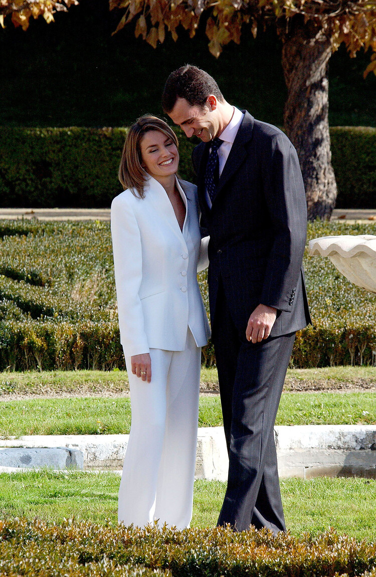 Наследный принц Испании Фелипе и Летиция Ортис позируют во время официальной церемонии помолвки в саду дворца Эль-Пардо 6 ноября 2003 года в Паласио-дель-Пардо в Мадриде, Испания