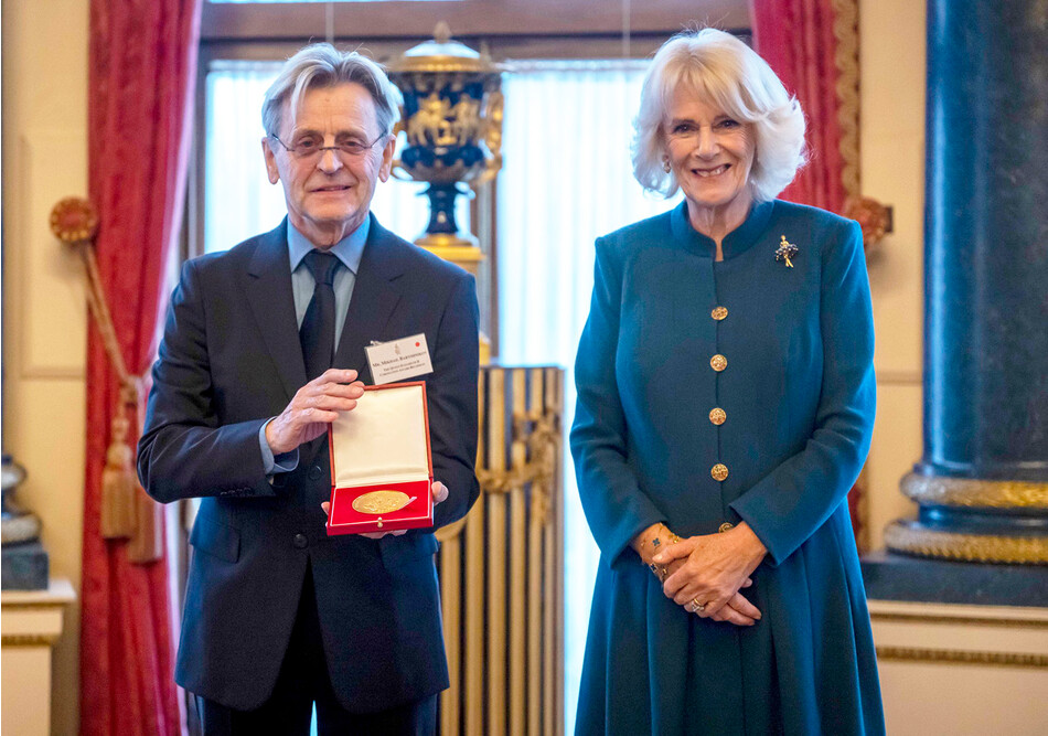 Камилла, королева-консорт, вручает Михаилу Барышникову коронационную премию королевы Елизаветы II, высшую награду Королевской академии танца (RAD), в знак признания его огромного вклада в балет танца в Букингемском дворце 16 ноября 2022 года в Лондоне, Англия