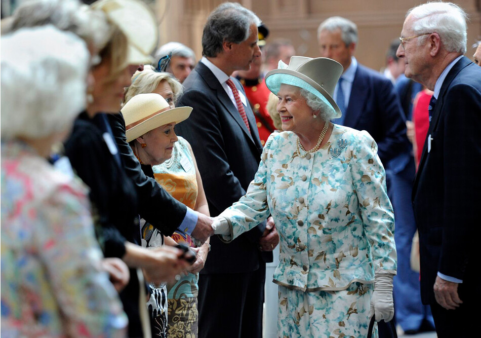 Королева Великобритании Елизавета II посещает Национальный мемориал и музей Всемирного торгового центра 9 / 11