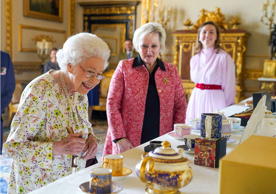 Елизавета II с представителями британской сувенирной компании Halcyon Days 