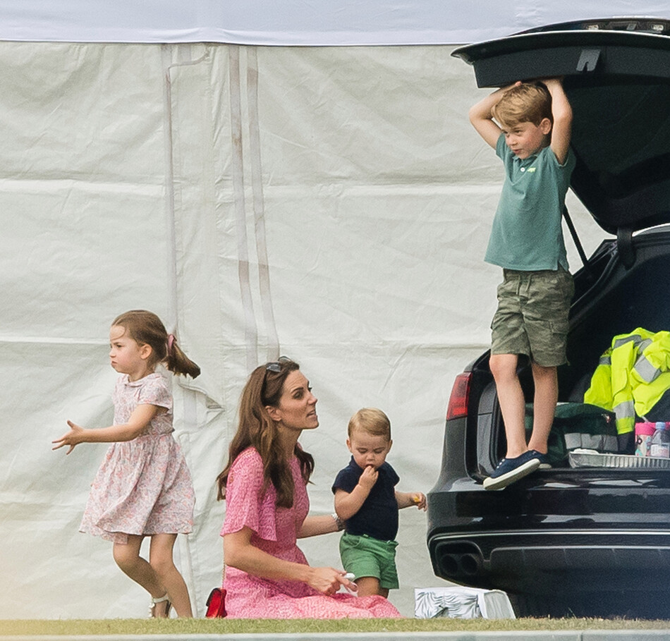 герцогиня Кембриджская, принц Луи, принц Джордж и принцесса Шарлотта посещают королевский благотворительный день поло King Power в Billingbear Polo Club 10 июля 2019 года в Уокингеме, Англия