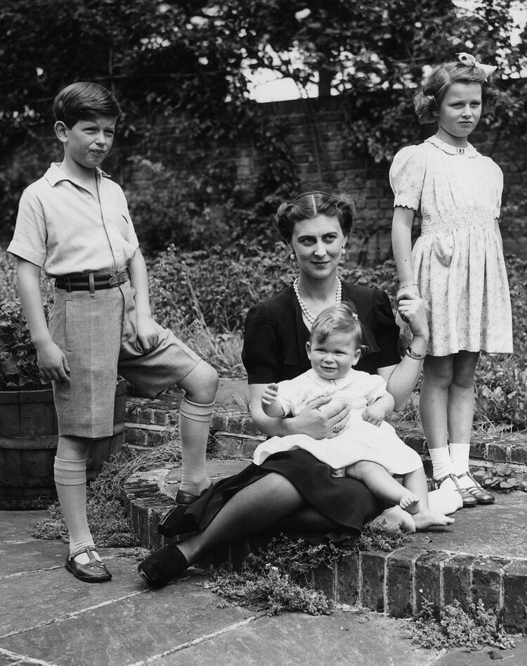 Герцог Кентский (слева) со своей матерью Мариной, герцогиней Кентской, и двумя братьями и сестрами, принцессой Александрой и принцем Майклом, 1943