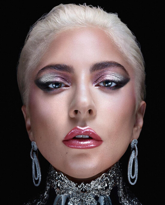 Леди Гага будет выпускать косметику