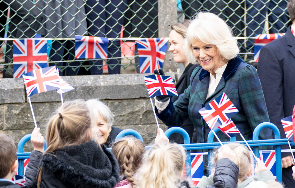 Камилла, герцогиня Корнуольская, общается с детьми из начальной школы Раундхилл 8 февраля 2022 года в Бате, Англия