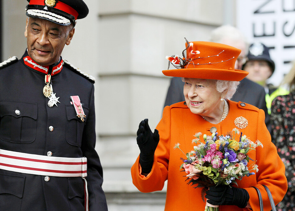 Королева Елизавета II уезжает после объявления летней выставки Совершенно секретно и открытия нового пространства для сторонников, известного как Центр Смита в Музее науки, 7 марта 2019 года в Лондоне, Англия