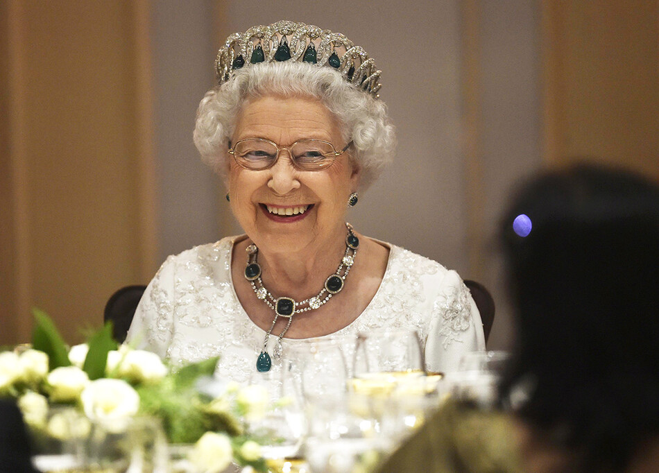 Елизавета II улыбается на ужине в отеле Corinthia Palace в Аттарде во время встречи глав правительств Содружества