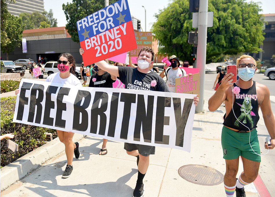 Протестующие маршируют во время митинга прекращения действия #FreeBritney в здании суда Стэнли Моск 12 ноября 2021 года в Лос-Анджелесе, Калифорния